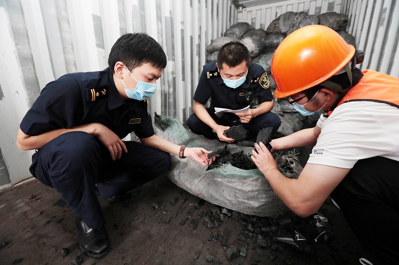 Funcionarios de aduanas de Zhoushan, provincia de Zhejiang, sellan un contenedor que transporta 2.920 kilogramos de residuos sólidos prohibidos de origen extranjero, 16 de septiembre del 2020. (Foto: Pueblo en Línea/ Yao Feng)