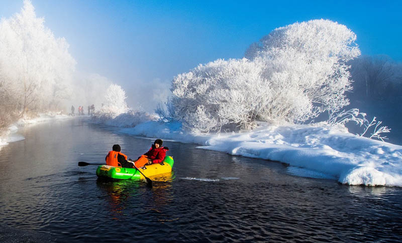 Turistas navegan en el río Kurbin del condado Xunke, provincia de Heilongjiang, disfrutando del hielo espectacular por todas partes. [Fotografía de Wang Dianjie/Para chinadaily.com.cn]