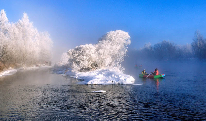 Las temperaturas caen por debajo de -20 grados centígrados en el condado Xunke, provincia de Heilongjiang, congelándolo todo a lo largo del río Kurbin. [Foto: Wang Dianjie/ China Daily]