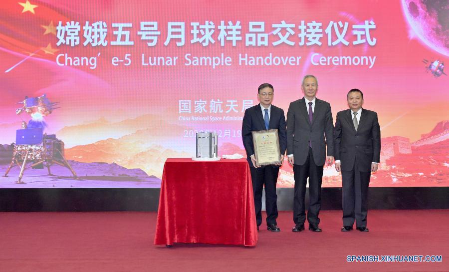 El viceprimer ministro chino, Liu He, también miembro del Buró Político del Comité Central del Partido Comunista de China, asiste a la ceremonia de entrega de muestras lunares de la sonda espacial Chang'e-5, en Beijing, capital de China, el 19 de diciembre de 2020. (Xinhua/Yue Yuewei)