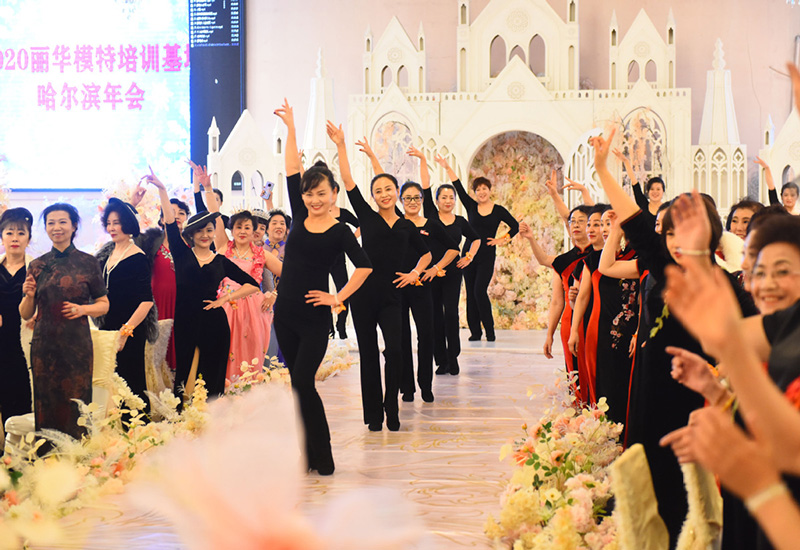 Modelos de mediana y mayor edad participan en el espectáculo anual de una institución de formación para modelos en Harbin, provincia de Heilongjiang. [Foto de Liu Yang / para chinadaily.com.cn]