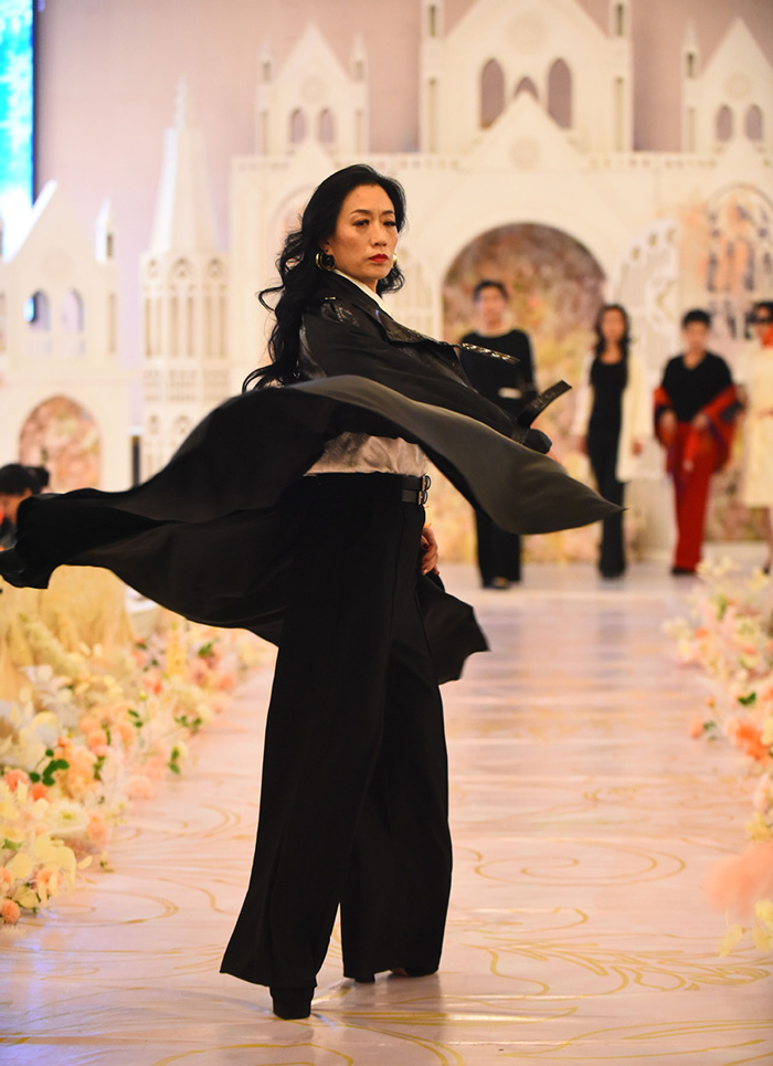 Una modelo mayor participa en el espectáculo anual de una institución de formación para modelos en Harbin, provincia de Heilongjiang. [Foto de Liu Yang / para chinadaily.com.cn]