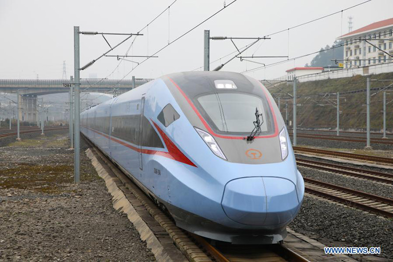 Un tren bala CR300AF sale de la estación de tren del norte de Guiyang, provincia de Guizhou, suroeste de China, el 21 de diciembre de 2020. 