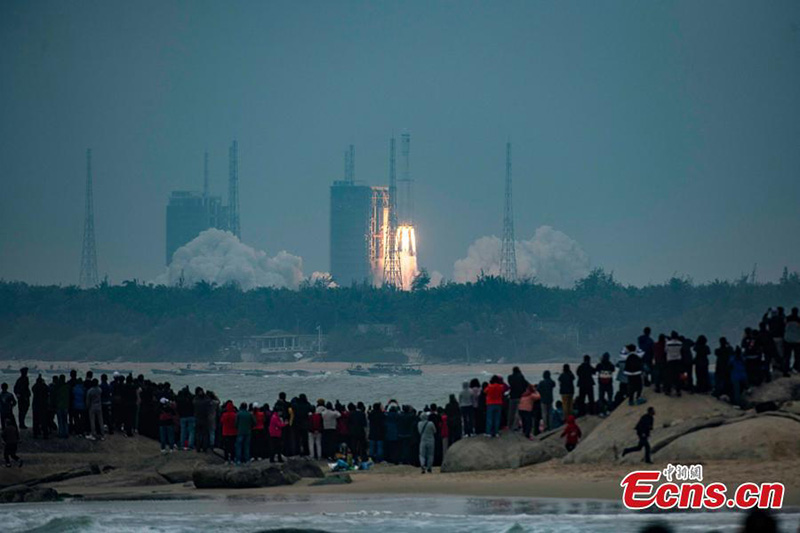 El cohete portador Long March-8 de China pone en órbita cinco satélites en su vuelo inaugural