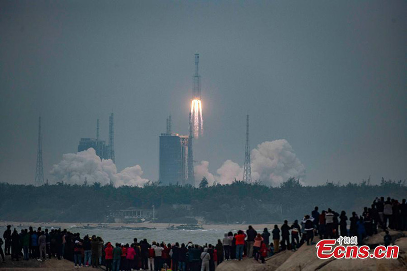 El cohete portador Long March-8 de China pone en órbita cinco satélites en su vuelo inaugural