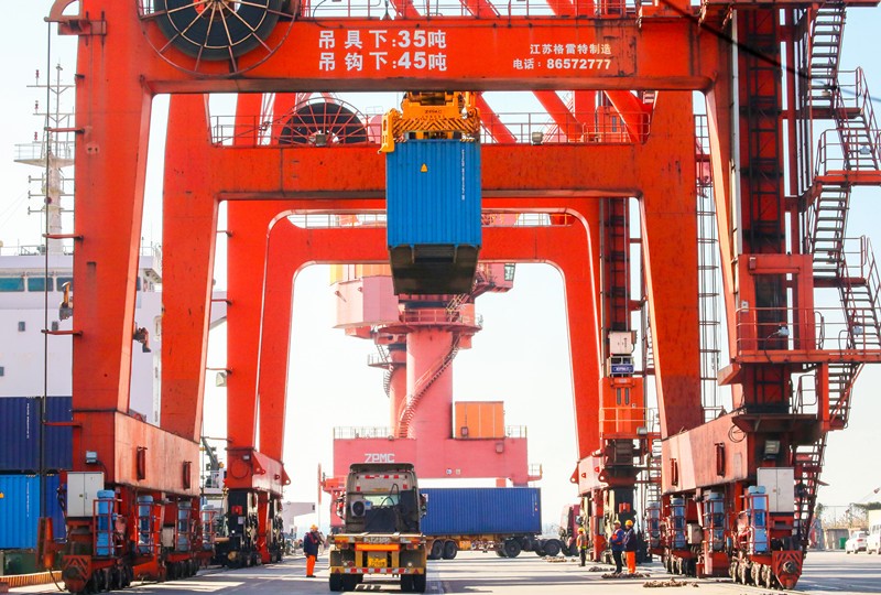 El 20 de diciembre, en el puerto Rugao de Jiangsu, la grúa portuaria de la terminal internacional de contenedores de Suzhong cargó y descargó materiales. Xu Hui / Pueblo en Línea