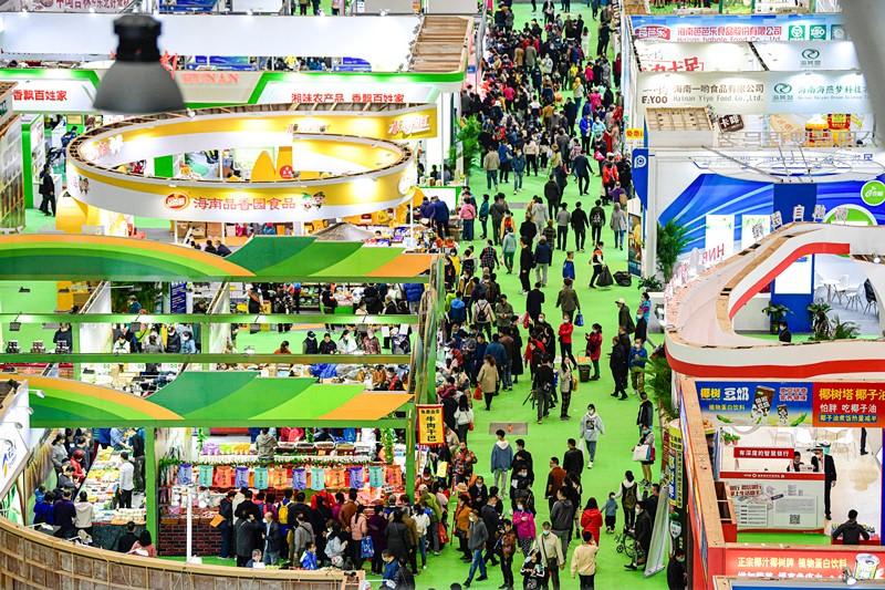 El 19 de diciembre, la Feria Internacional de Invierno de Productos Agrícolas Tropicales de China (Hainan) 2020 estuvo repleta de gente. Wang Chenglong / Pueblo en Línea