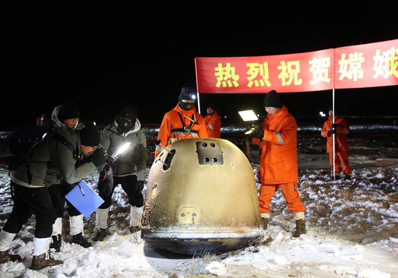 En la madrugada del 17 de diciembre, la cápsula de retorno de la sonda Chang'e-5 que transportaba muestras lunares aterrizó de manera segura en el área planificada de Siziwang, en Mongolia Interior. Xing Jingping / Pueblo en Línea
