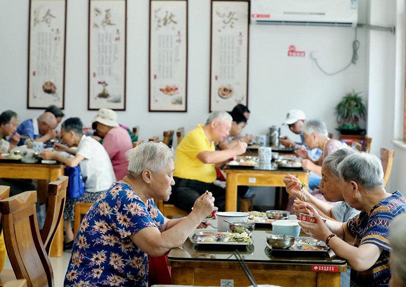 En la comunidad Lihe de Suzhou, un comedor comunitario ofrece tres platos y una sopa para el almuerzo y dos platos y una sopa para la cena. Cada comida cuesta alrededor de 10 yuanes. Precios asequibles, platos abundantes y una "gran cantina" en la puerta de casa facilitan la comida de los vecinos, sobre todo solucionando el problema de la alimentación de los mayores. Hua Xuegen / Pueblo en Línea