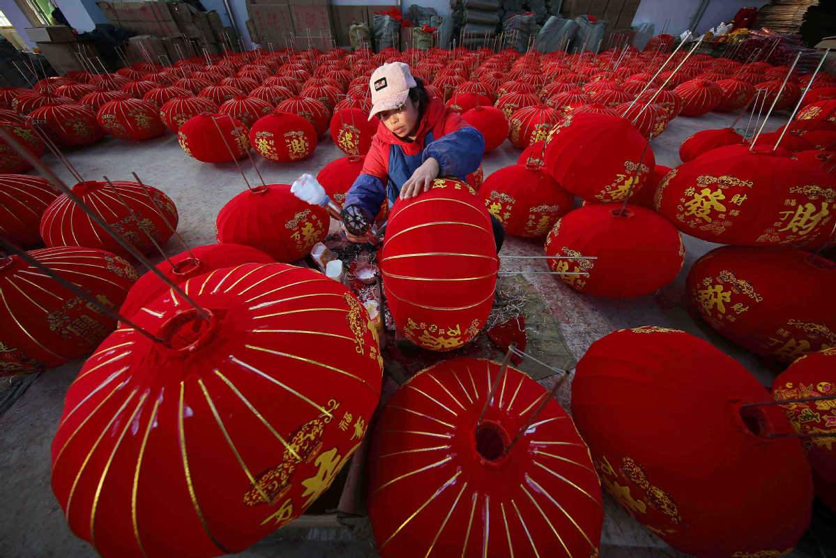 Un trabajador coloca linternas en orden el domingo en la fábrica de linternas Fenghuang en la zona de desarrollo económico de Jinzhong en el condado de Danzhai de Qiandongnan Miao y la prefectura autónoma de Dong en la provincia de Guizhou. [Fotografía de Huang Xiaohai/Para chinadaily.com.cn]