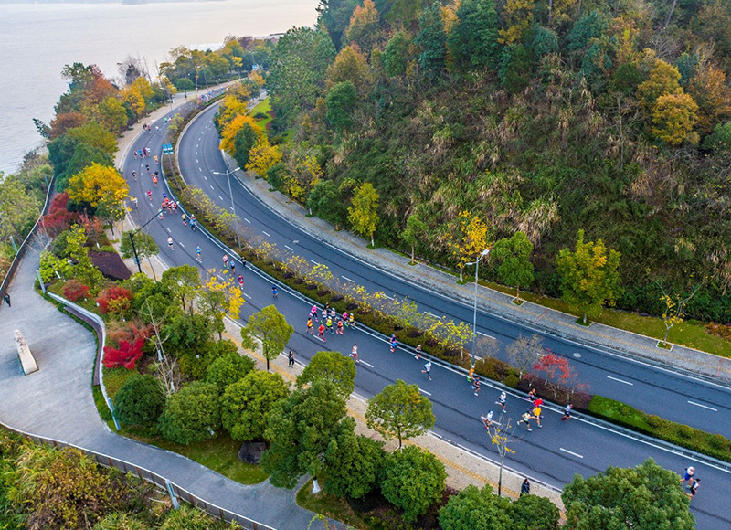 El 6 de diciembre, la Maratón del Lago Qiandao tuvo lugar en el lago Qiandao, condado Chun'an de Hangzhou, provincia de Zhejiang. Wang Jiancai / Pueblo en Línea