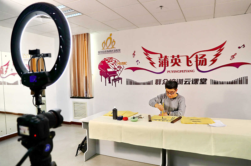 El 9 de noviembre de 2020, un profesor ofreció un curso de capacitación de caligrafía en el Centro Cultural del distrito Haigang de Qinhuangdao. Cao Jianxiong / Pueblo en Línea