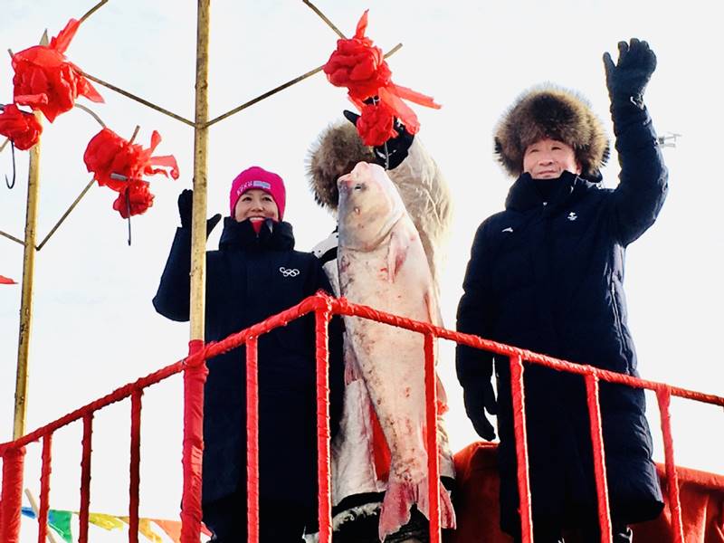 En la primera captura de la temporada de pesca, una pieza de 23 kilogramos estableció un récord de subasta al venderse en 2.999.999 renminbi (459.299.84 dólares) durante la ceremonia de apertura del Festival de Turismo Cultural de Pesca y Caza del Lago Chagan. [Foto: Han Junhong/ China Daily]