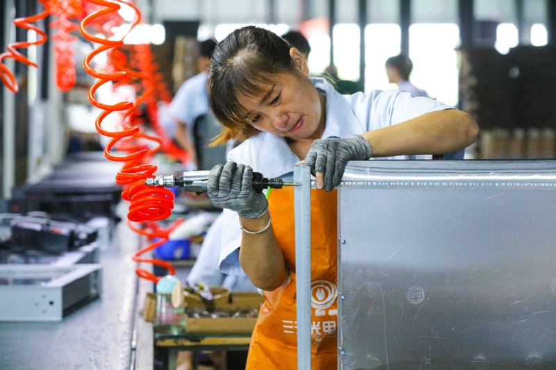 Producción de artículos de calefacción en un taller para la mitigación de la pobreza en la empresa Sanyuan Optoelectronics Technology del condado Guangshan, provincia de Henan, 13 de julio del 2020. (Foto: Pueblo en Línea/ Xie Wanbo)