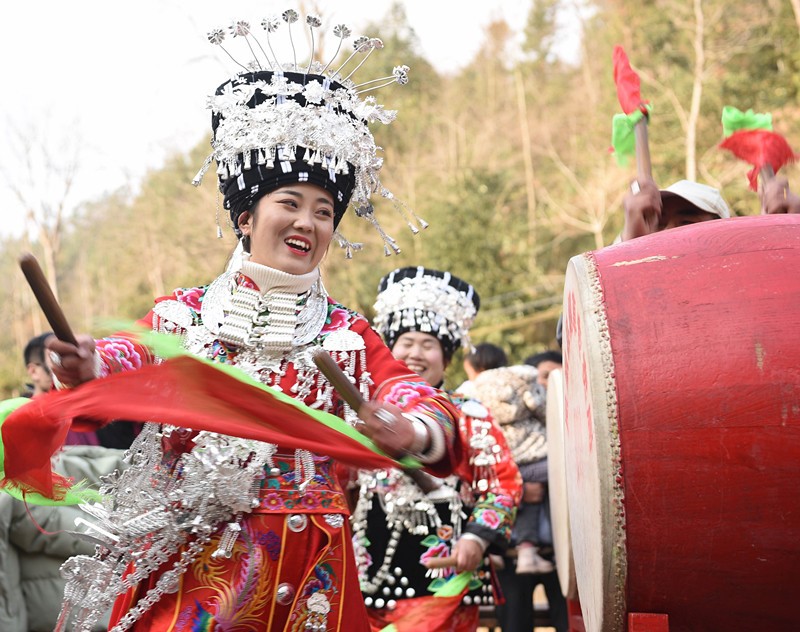 El 30 de diciembre, los habitantes de la minoría étnica Miao en el condado Fenghuang, prefectura autónoma Tujia y Miao de Xiangxi, provincia de Hunan, tocaron los tambores para dar la bienvenida al Año Nuevo. Long Yuanbin / Pueblo en Línea