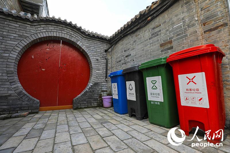 Caochang Sitiao Hutong se ha vuelto más hermoso después de que se llevó a cabo un programa de clasificación de la basura. (Foto: Pueblo en Línea/Yin Xingyun)