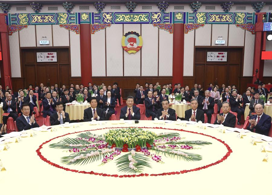 Los líderes del Partido Comunista de China y del Estado, Xi Jinping, Li Keqiang, Li Zhanshu, Wang Yang, Wang Huning, Zhao Leji, Han Zheng y Wang Qishan, asisten a la reunión de Año Nuevo celebrada por el Comité Nacional de la Conferencia Consultiva Política del Pueblo Chino, en Beijing, capital de China, el 31 de diciembre de 2020. Los líderes también observaron una presentación en la reunión. (Xinhua/Ju Peng)
