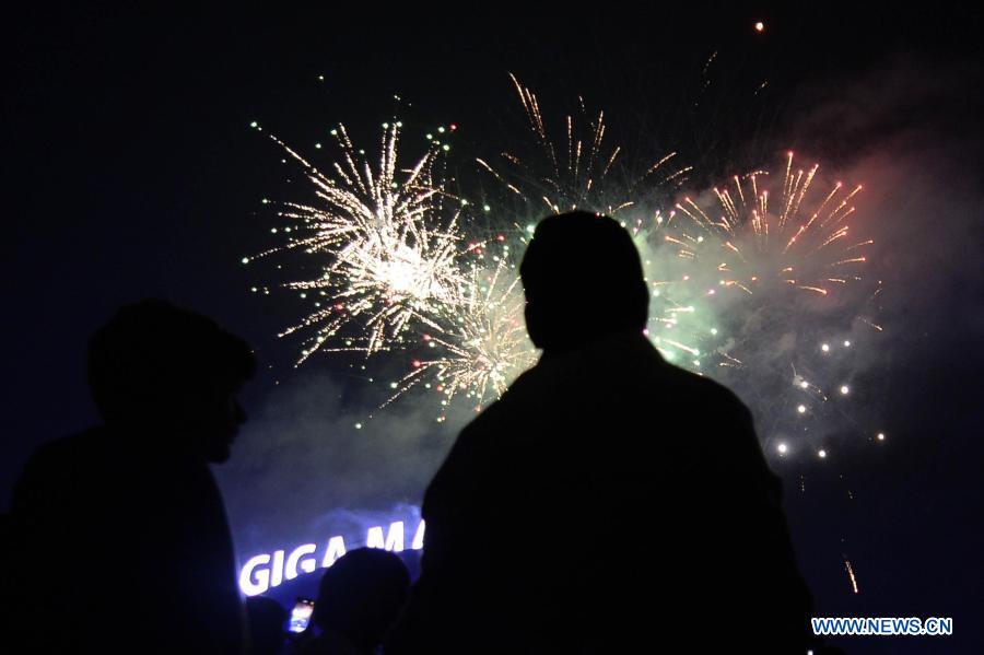 RAWALPINDI, 1 enero, 2021 (Xinhua) -- Personas observan un espectáculo de fuegos artificiales durante una celebración de Año Nuevo, en Rawalpindi, provincia de Punjab, Pakistán, el 1 de enero de 2021. (Xinhua/Ahmad Kamal)
