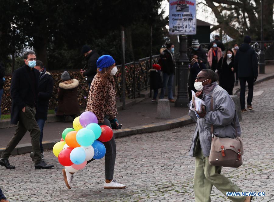 PARIS, 1 enero, 2021 (Xinhua) -- Una mujer sostiene globos mientras visita Montmartre para celebrar el Año Nuevo, en París, Francia, el 1 de enero de 2021. (Xinhua/Gao Jing)