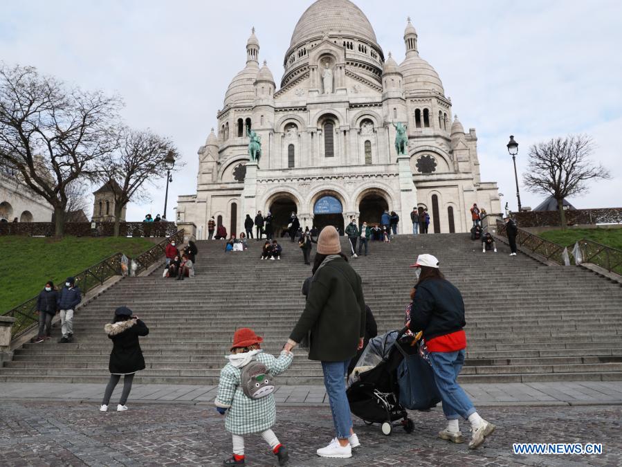 PARIS, 1 enero, 2021 (Xinhua) -- Personas visitan Montmartre para celebrar el Año Nuevo, en París, Francia, el 1 de enero de 2021. (Xinhua/Gao Jing)