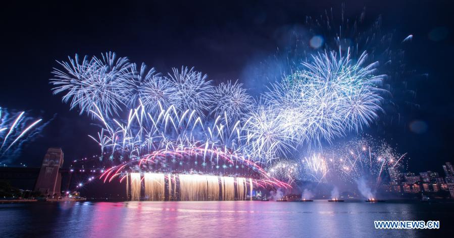 SIDNEY, 1 enero, 2021 (Xinhua) -- Fuegos artificiales explotan sobre el Puente del Puerto de Sídney, en Sídney, Australia, el 1 de enero de 2021. (Xinhua/Hu Jingchen)