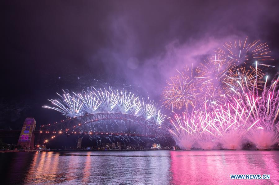 SIDNEY, 1 enero, 2021 (Xinhua) -- Fuegos artificiales explotan sobre el Puente del Puerto de Sídney, en Sídney, Australia, el 1 de enero de 2021. (Xinhua/Hu Jingchen)