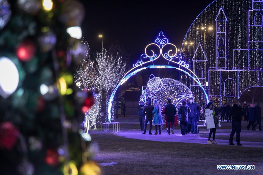 TASHKENT, 31 diciembre, 2020 (Xinhua) -- Personas visitan el área del centro decorada con luces festivas, en Tashkent, Uzbekistán, el 31 de diciembre de 2020. (Xinhua/Cai Guodong)