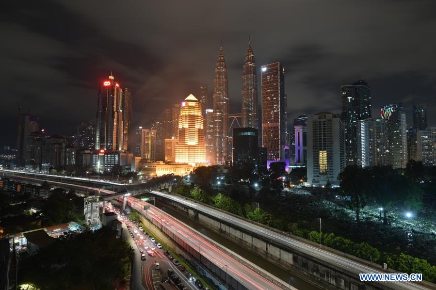  KUALA LUMPUR, 1 enero 2021 (Xinhua) -- Imagen del 1 de enero de 2021 de la vista nocturna después del conteo de Año Nuevo, en Kuala Lumpur, Malasia. (Xinhua/Zhu Wei)