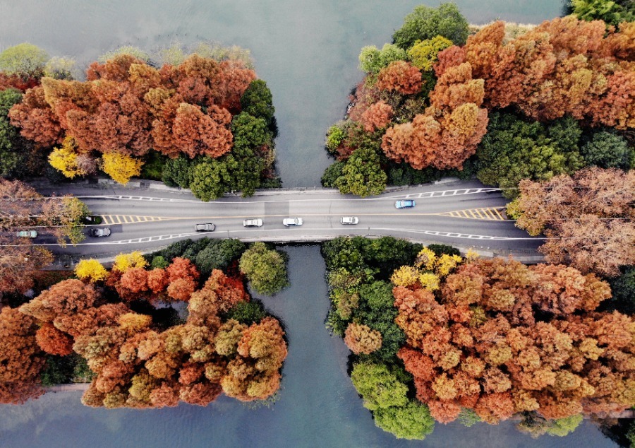 Una vista aérea del paisaje invernal en el lago occidental Yanggongdi en la ciudad de Hangzhou, provincia de Zhejinag, el 9 de diciembre. [Foto de Long Wei / para China Daily]