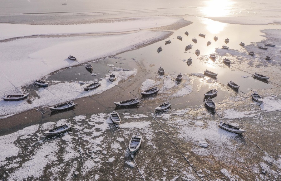 Una vista aérea del paisaje nevado en el parque de los humedales urbanos de la bahía de Sanggou, ubicado en el condado Rongcheng de la ciudad de Weihai, provincia de Shandong. La vista se muestra el 14 de diciembre. [Foto / Xinhua]