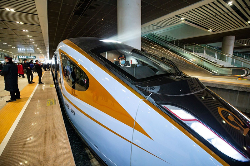 El 26 de diciembre de 2020, en la estación de tren Xi'an Norte, el conductor de un tren EMU de nuevo tipo CR300BF se preparó para el primer viaje, el número D4355, del tren de alta velocidad Yinchuan-Xi´an. Liu Xiang / Pueblo en Línea