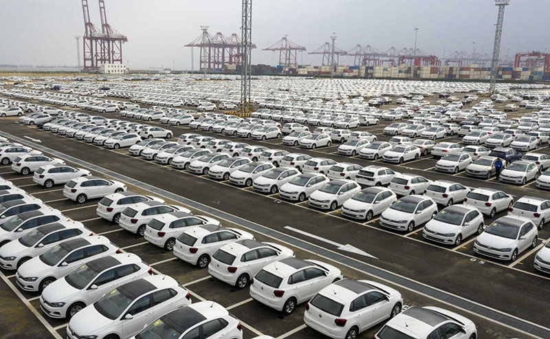 Miles de vehículos están estacionados en un parque de almacenamiento en un centro de logística automotriz en Taicang, provincia de Jiangsu, en el este de China, antes de ser enviados a Chongqing, Wuhan, Guangzhou y otras ciudades, el 16 de noviembre de 2020. Pueblo en Línea / Ji Haixin)