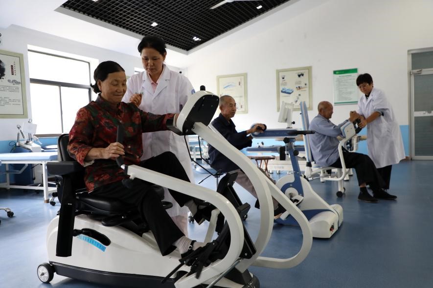 Personal de la salud guía a pacientes de la tercera edad para que se rehabiliten en un centro de atención del condado Boxing, provincia de Shandong, 3 de septiembre del 2020. (Foto: Pueblo en Línea/ Chen Bin)