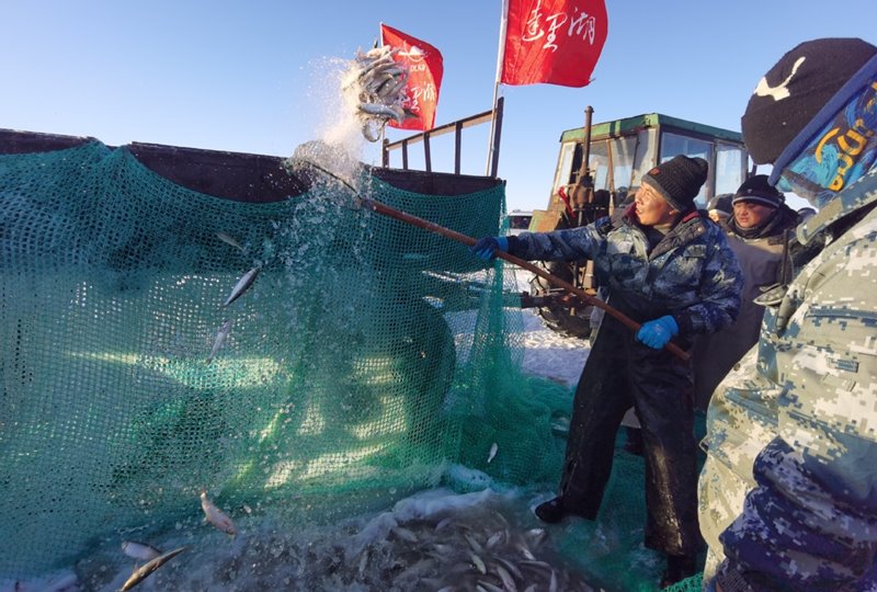Residentes de Hexigten Banner de Chifeng utilizan métodos de pesca tradicionales, Región Autónoma de Mongolia Interior, 1º de enero del 2021. [Foto: Meng Zhigang/ China Daily]