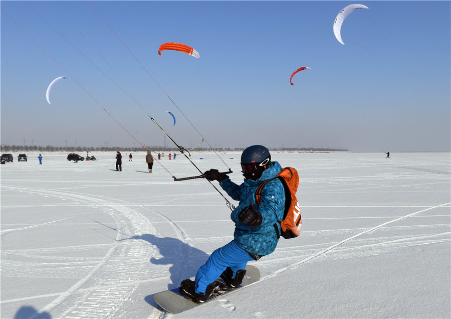 Un entusiasta del kitesurfing disfruta en el río congelado Songhua, en Harbin, provincia de Heilongjiang, 5 de enero del 2020. [Foto: Liu Yang/ China Daily]