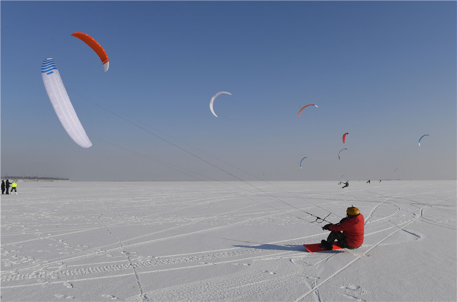 Un entusiasta del kitesurfing disfruta en el río congelado Songhua, en Harbin, provincia de Heilongjiang, 5 de enero del 2020. [Foto: Liu Yang/ China Daily]