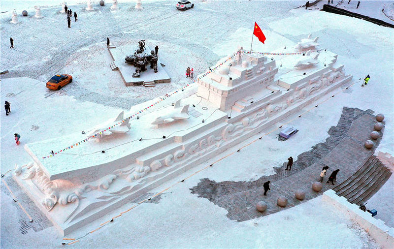 Harbin exhibe un modelo de nieve del portaaviones Liaoning de China