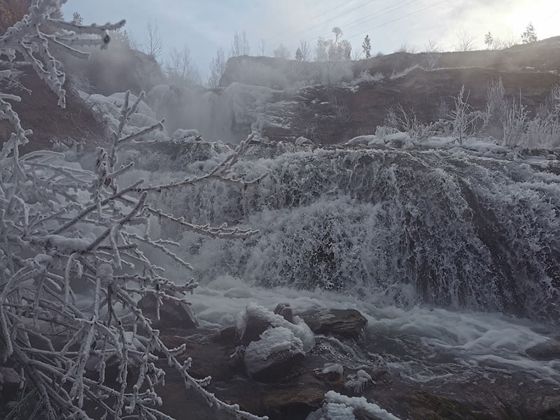 La escarcha que se forma cerca de una cascada conocida como el acantilado Dieshui en la aldea Yuanjiagou de Shenmu, provincia de Shaanxi, está atrayendo a un gran número de turistas. [Foto de Chen Jingren / proporcionada a chinadaily.com.cn]