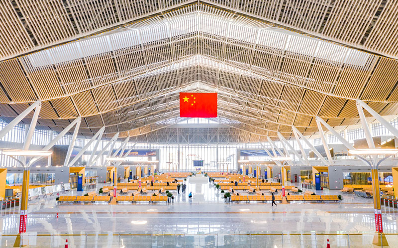 El interior de la estación de tren Chaoyang de Beijing, el 7 de enero de 2021. [Foto de Liu Shuaiye / para chinadaily.com.cn]