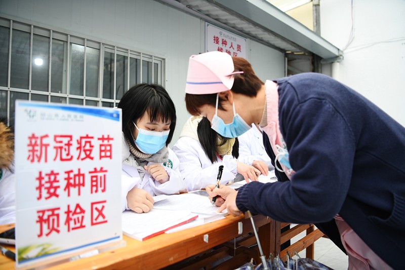 El 7 de enero de 2021, en el sitio de vacunación del Hospital Popular del Condado Qianshan en la ciudad de Shangrao, provincia de Jiangxi, las personas que fueron a vacunarse contra la COVID-19 tuvieron que someterse a una inspección previa a la vacunación. Ding Minghua / Pueblo en Línea