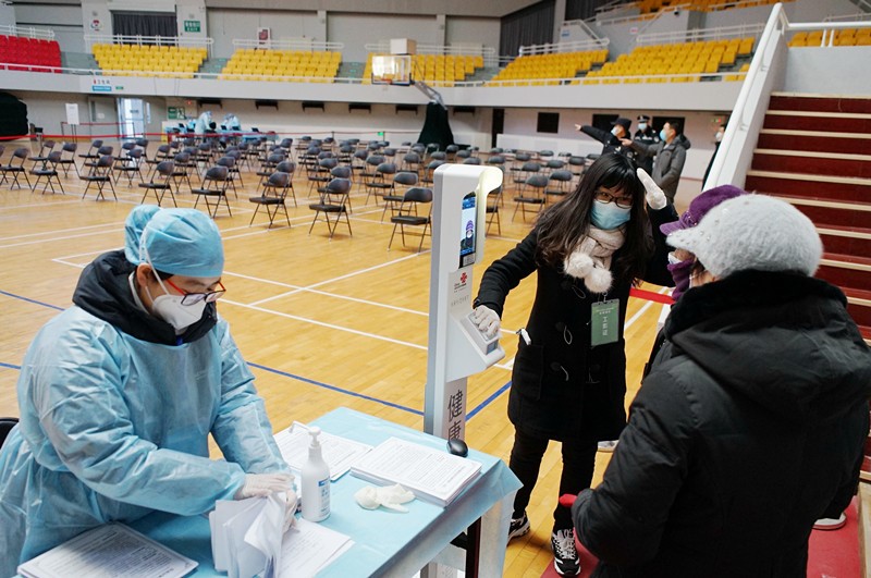 El 8 de enero de 2021, en el estadio Shijingshan de Beijing, el personal médico vacunó a las personas. Yu Huiying / Pueblo en Línea