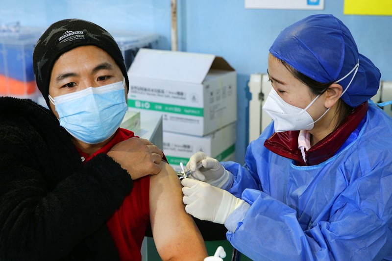 El 8 de enero de 2021, en un sitio temporal de vacunación en Zhongguancun, distrito de Haidian, Beijing, el personal médico vacunó a los ciudadanos. Guo Junfeng / Pueblo en Línea