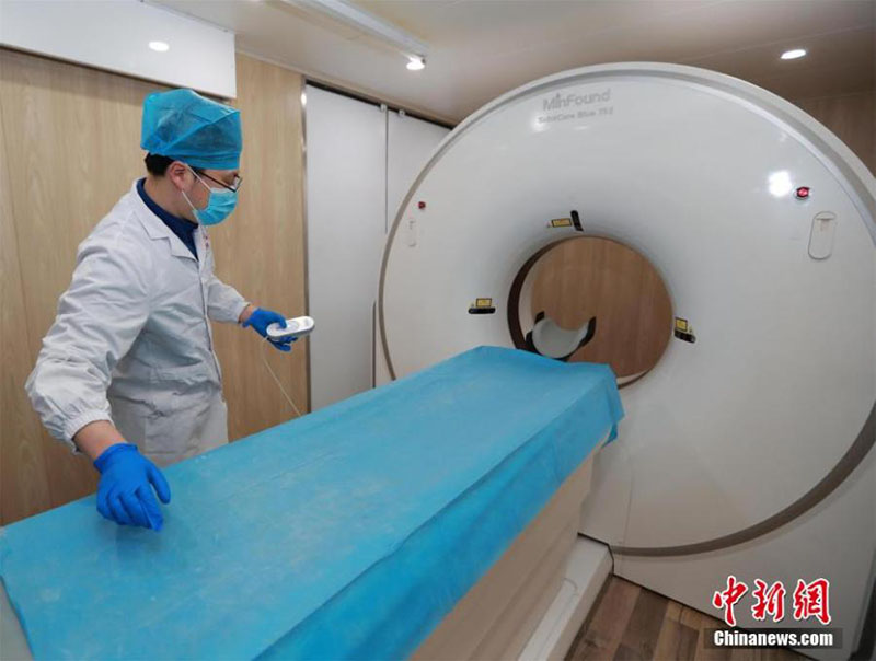Un miembro del personal prueba una máquina móvil de tomografías computarizadas transportada en un vehículo antes de salir del Hospital Zhongnan de la Universidad de Wuhan en Wuhan, provincia de Hubei, en el centro de China, el 10 de enero de 2021. 