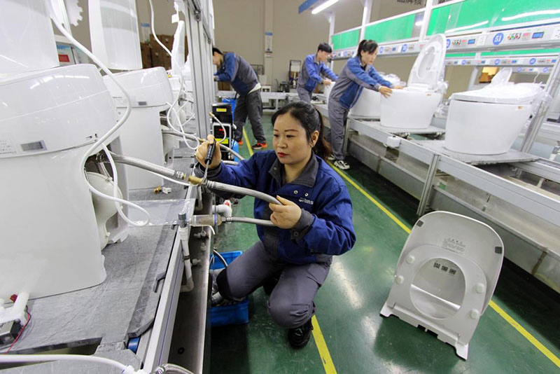 El 11 de diciembre de 2020, la producción se encontraba en pleno apogeo en la planta de Orans Co., Ltd. en la ciudad de Taizhou de la provincia de Zhejiang (en el este de China). Los trabajadores ensamblaron y ajustaron los inodoros inteligentes antes de sacarlos al mercado. (Jiang Youqing / Pueblo en Línea)