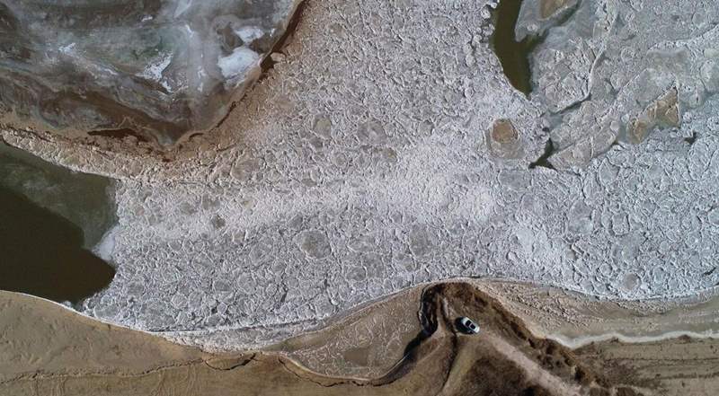 Imágenes aéreas de un mosaico flotante de hielo por el río Amarillo en el condado Helan, región autónoma Hui de Ningxia. [Foto proporcionada a chinadaily.com.cn por Li Jing]