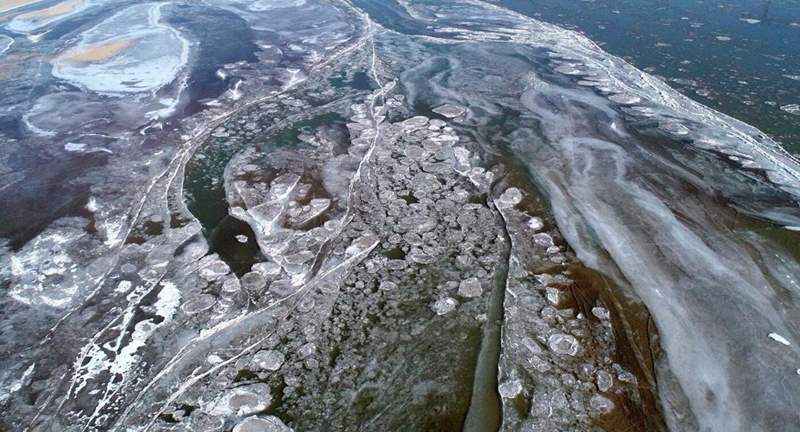 Imágenes aéreas de un mosaico flotante de hielo por el río Amarillo en el condado Helan, región autónoma Hui de Ningxia. [Foto proporcionada a chinadaily.com.cn por Li Jing]