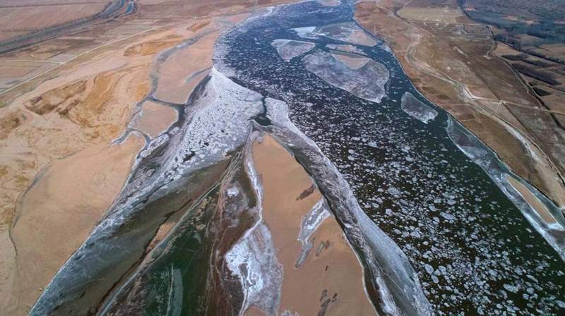 Imágenes aéreas de un mosaico flotante de hielo por el río Amarillo en el condado Helan, región autónoma Hui de Ningxia. [Foto proporcionada a chinadaily.com.cn por Li Jing]