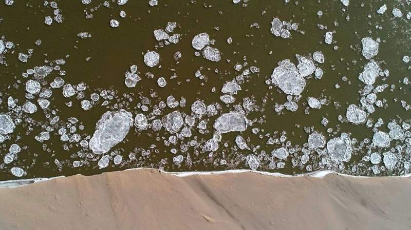 Imágenes aéreas de un mosaico flotante de hielo por el río Amarillo en el condado Helan, región autónoma Hui de Ningxia. [Foto proporcionada a chinadaily.com.cn por Li Jing]