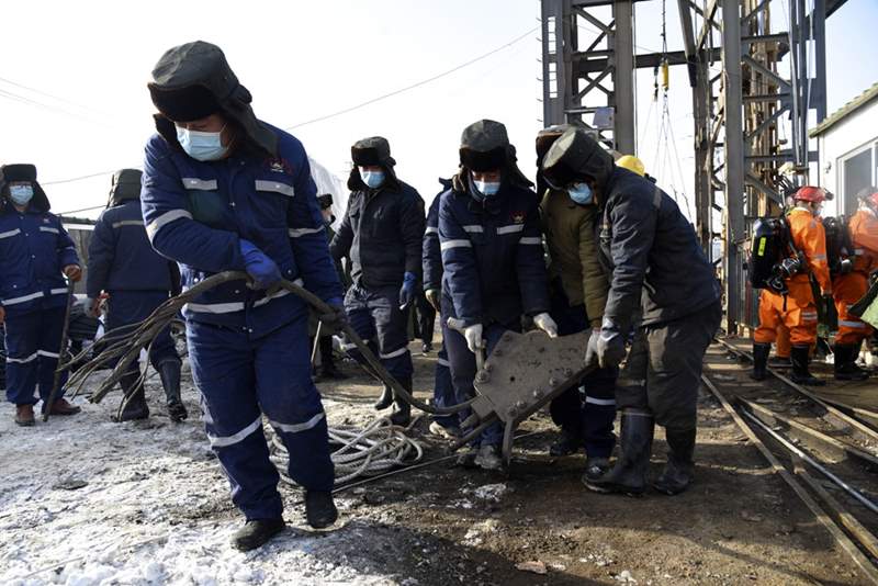 Continúan los trabajos de rescate en la mina de oro de Hushan, en Qixia, provincia de Shandong. Desde el 10 de enero hay 22 mineros atrapados bajo tierra. (Foto: Wang Kai/ Xinhua)