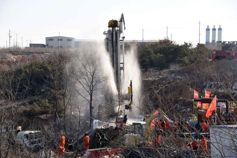 Rescatistas perforan hasta una profundidad de más de 500 metros para salvar la vida de los mineros. (Foto: Wang Kai/ Xinhua)